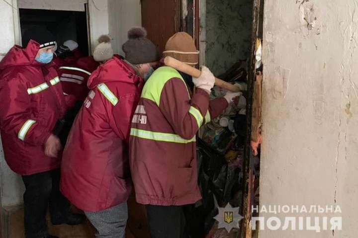 Рейд захаращеними квартирами в Києві: із дев’яти помешкань вивезли 20 тонн сміття (фото)