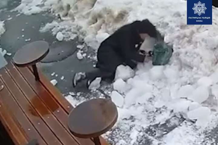 З’явилося відео, як у центрі Києва на жінку рухнула крижана глиба