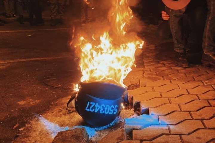 Активісти на Банковій палять шоломи поліцейських (фото)
