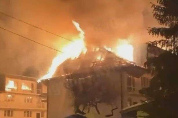 Серйозна пожежа у Києві: палає дах будинку в Дніпровському районі (відео)