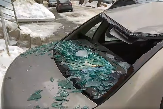 У Львові брила льоду розтрощила автівку (відео)