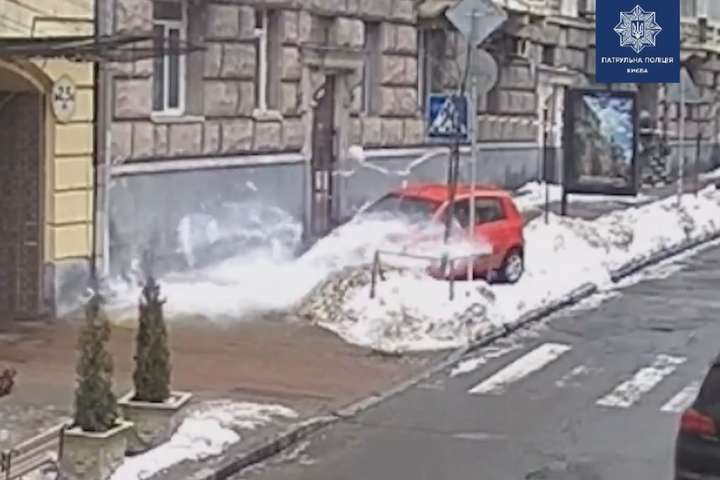 У центрі Києва на автомобіль із даху рухнула глиба снігу (відео)