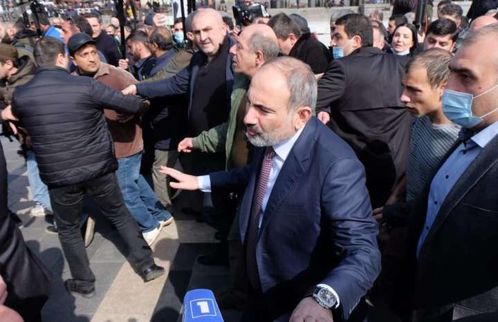 Спроба військового перевороту у Вірменії: Пашинян запевнив, що армія на його боці 