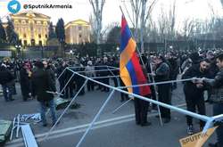 У Єревані протестувальники ставлять намети біля будівлі парламенту (фото, відео)