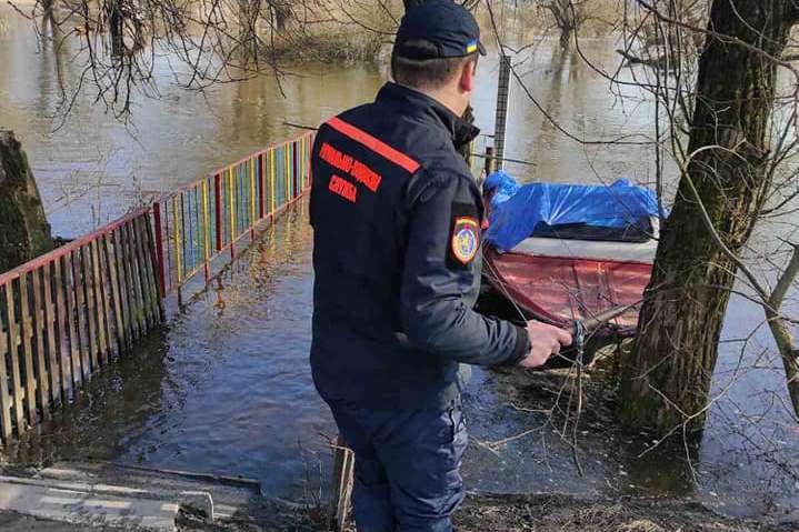На Львівщині річка підтопила рятувальну станцію. Вода наближається до будинків (відео)