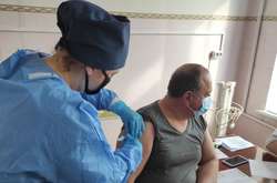 Розпочали вакцинацію із працівників ЦРЛ та Гайсинської станції швидкої медичної допомоги