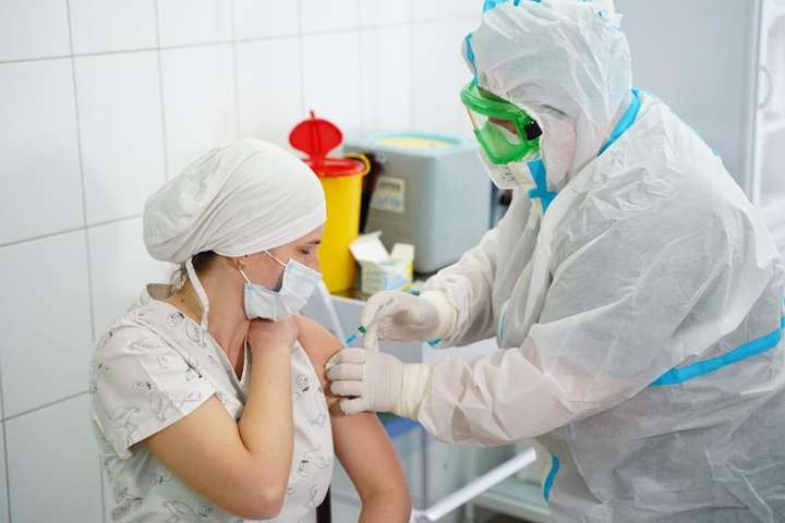 Вакцинація в Україні: ще понад тисяча людей отримали ковід-щеплення 