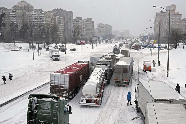 Через снігопади із 17:00 до Києва обмежать в’їзд великогабаритного транспорту 