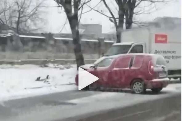У Києві сталося лобове ДТП: зіткнулися вантажівка і легковик (відео)