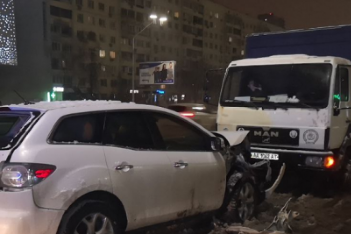 Біля метро «Політехнічний інститут» у Києві зіткнулися одночасно чотири авто (відео)
