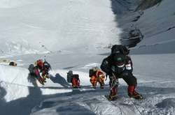 Відкриття Евересту: понад 300 альпіністів подали заявки на сходження