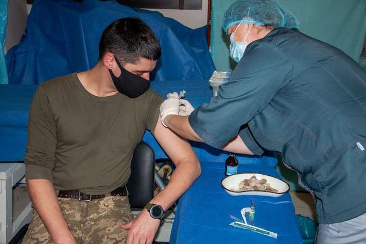 Ветерани російсько-української війни зможуть вакцинуватися позачергово