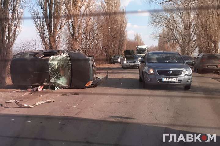 Серйозна аварія на Київщині: зіштовхнулися два легкових та вантажне авто (фото, відео)
