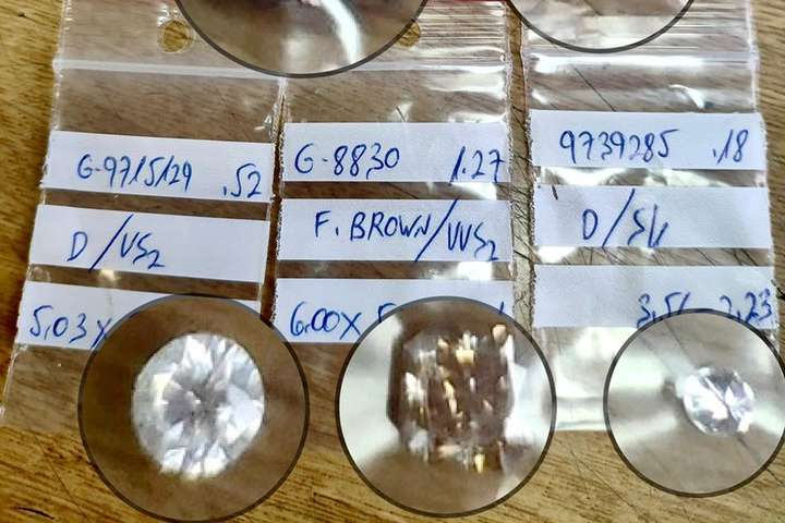Київські митники виявили пʼять діамантів у відправленні із США (фото)