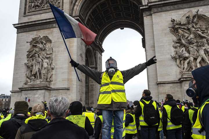 Французькі протестувальники отримали умовні терміни та штрафи за пошкодження Тріумфальної арки