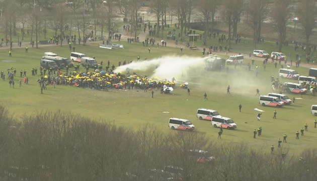 У Нідерландах антикарантинний протест розігнали водометом (відео) 