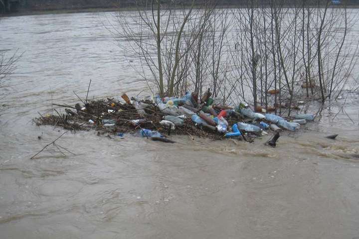  В Україні почалися «сміттєві» паводки. Проблема набула міжнародних масштабів