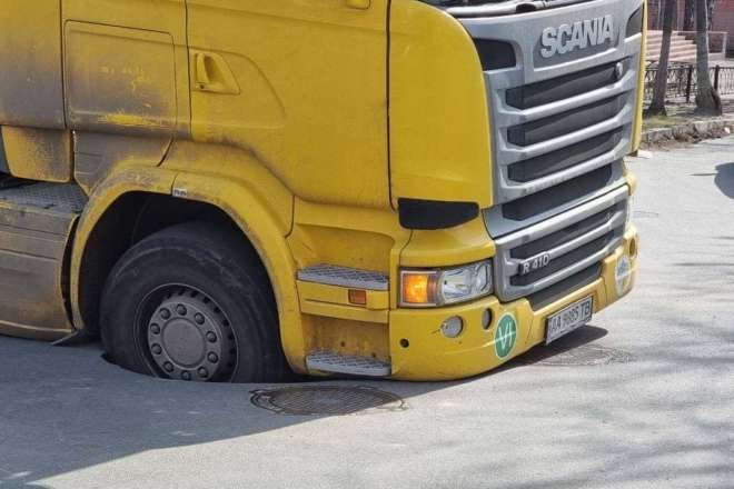 У Києві вантажівка провалила асфальт (фото)