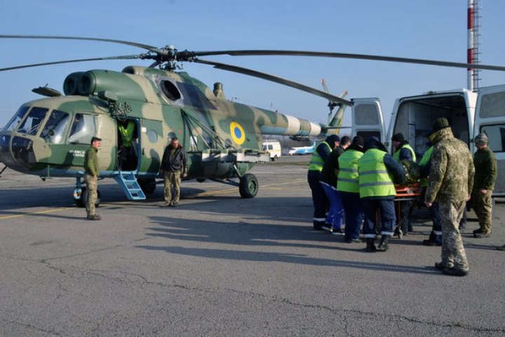 До Києва гелікоптером привезли тяжкопораненого бійця (фото)