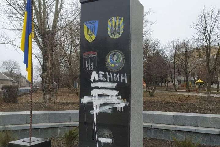 Вандали на Луганщині розмалювали пам’ятник Героям-добровольцям 