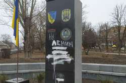 Вандали на Луганщині розмалювали пам’ятник Героям-добровольцям 