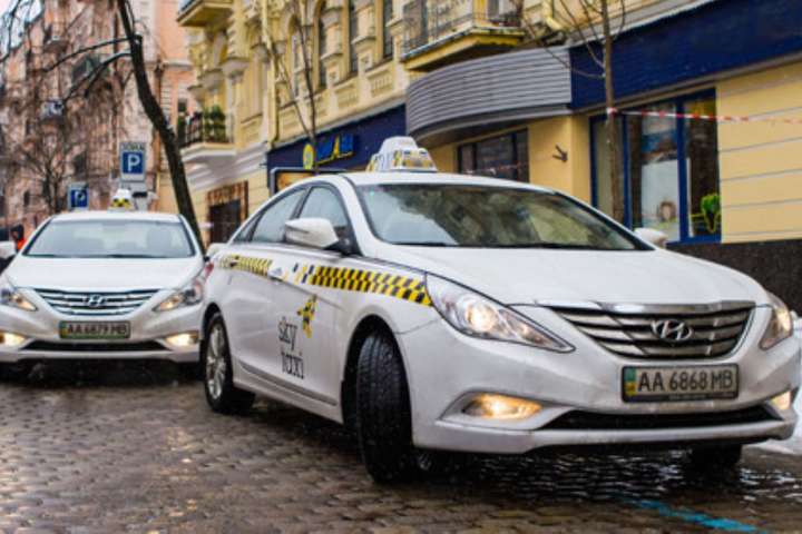 Власники київських таксі пояснили подорожчання компʼютерними алгоритмами