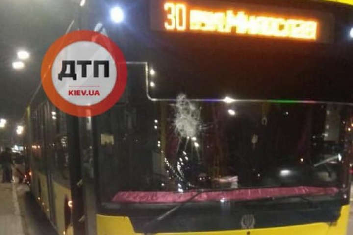 На Троєщині пасажири розбили вікно в тролейбусі 