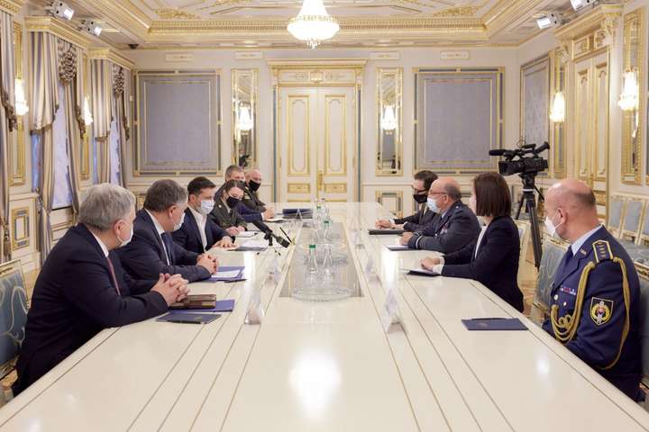 Зеленський провів зустріч з головою Військового комітету НАТО
