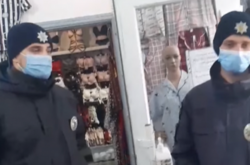 На Буковині підприємиця вигнала зі свого магазину поліцейських, які прийшли з перевіркою (відео)