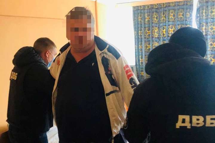 У Києві поліцейський попався на збуті психотропів (фото)