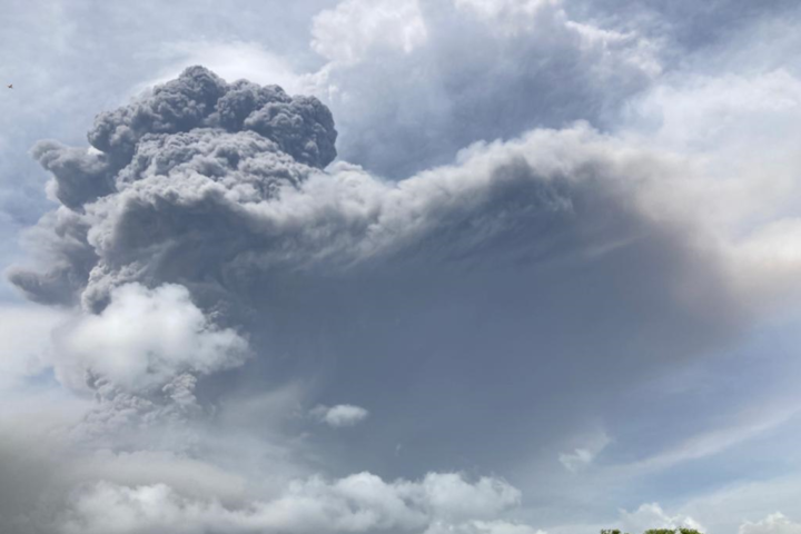 На Карибах почалося виверження вулкана: видовищне відео
