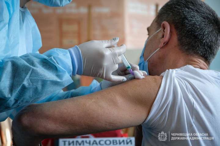 У Чернівцях від Covid-19 вакцинували працівників університету