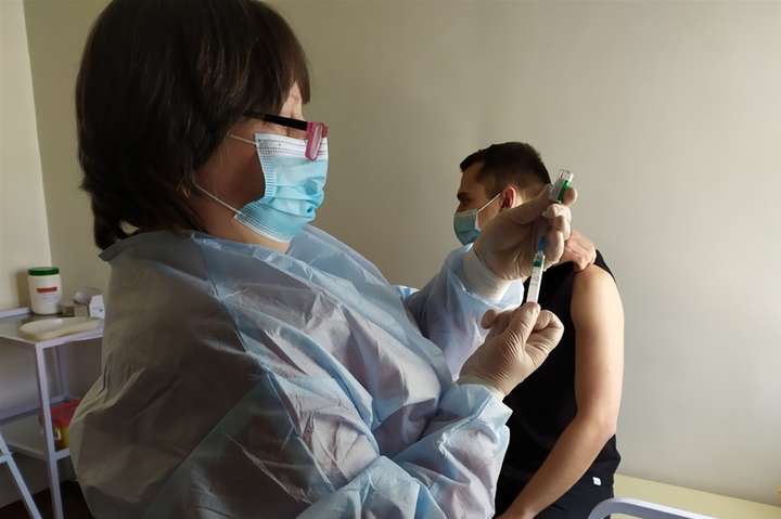 В Україні за добу жодної людини не вакцинували повторно