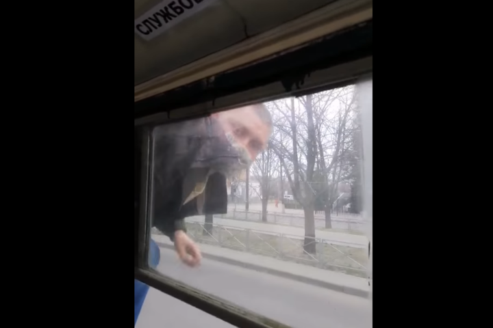 У Черкасах пасажир вдарив кондуктора та втік через вікно тролейбуса (відео)
