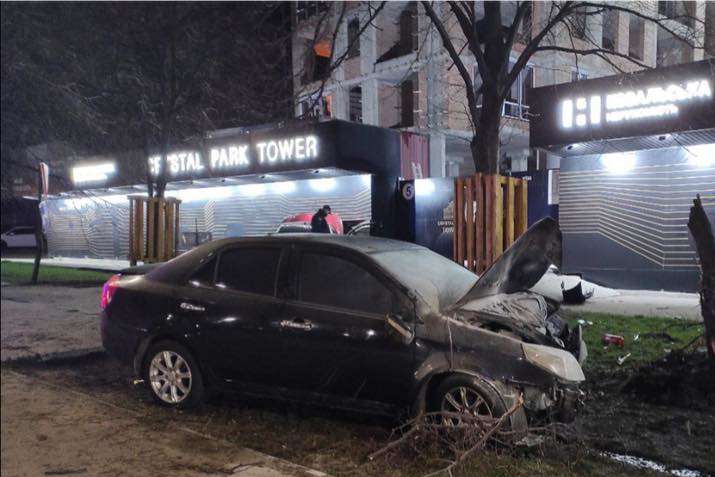 У Києві сталася серйозна ДТП: одна автівка загорілась (фото, відео)