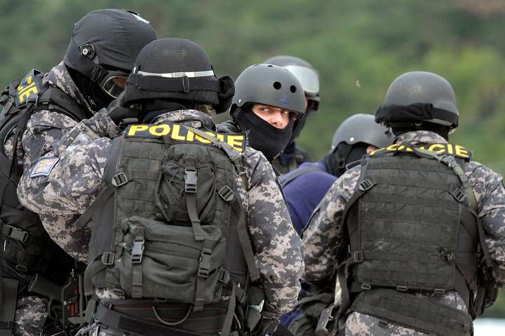 Масштабна спецоперація у Чехії: поліція затримала бойовиків, які воювали на Донбасі 