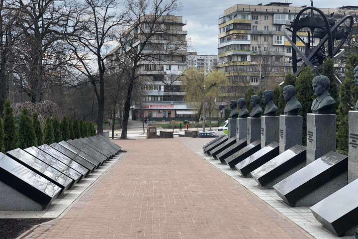 У Києві упорядковують сквер комплексу «Пам’ятник жертвам Чорнобильської трагедії» (фото)