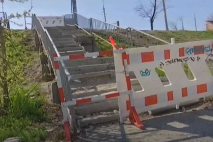На мосту біля метро «Дарниця» обвалилися сходи (відео)