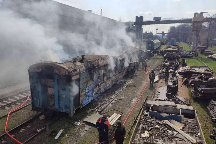 На залізниці в Києві згорів вагон (фото)