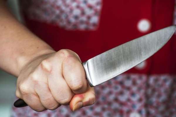 На Рівненщині жінка встромила ніж у сплячого сина-підлітка (фото)