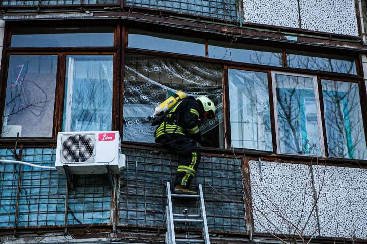У Києві під час пожежі жінка спустила дітей через вікно до сусідів (фото)
