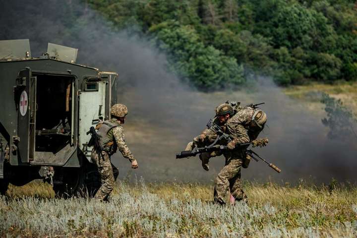 Окупанти обстріляли українські позиції з гранатометів: поранено військового