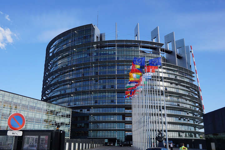 Найбільша фракція Європарламенту наполягає на жорстких санкціях проти Росії