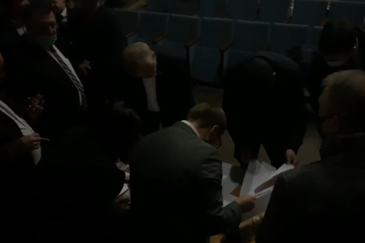 Київська облрада у темній залі відправляє у відставку керівництво (відео)