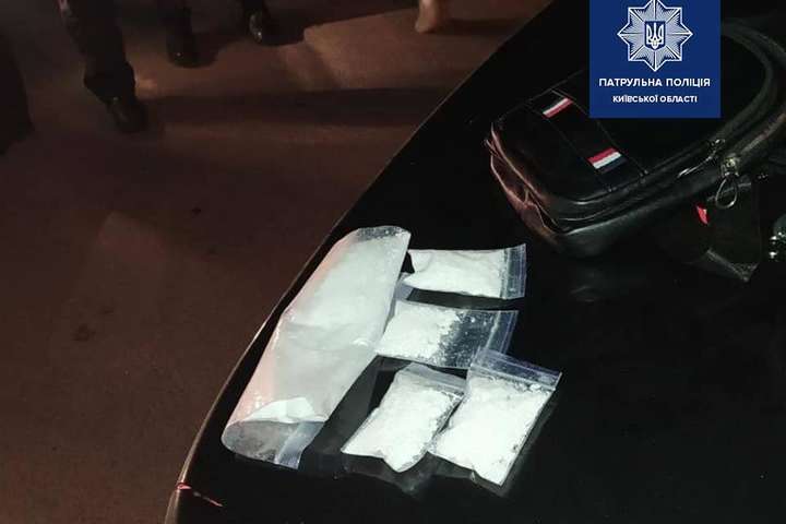 Під Києвом поліція знайшла наркотики в автівці водія «під кайфом» (фото)