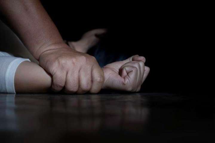 Силою і погрозами затяг додому: у Маріуполі п’яний рецидивіст зґвалтував підлітка