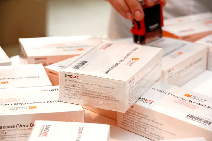 Пів мільйона доз. В Україну прибула нова партія вакцини CoronaVac