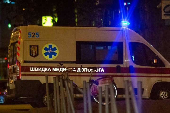 У Києві невідомою речовиною в квартирі отруїлася сім'я і троє медиків