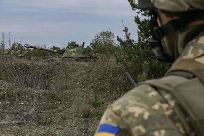 На Донбасі російські окупанти обстріляли українських бійців із мінометів і кулеметів