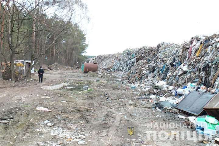 Через халатність комунальників на Київщині сміттєзвалище розрослося на 12 га (фото, відео)